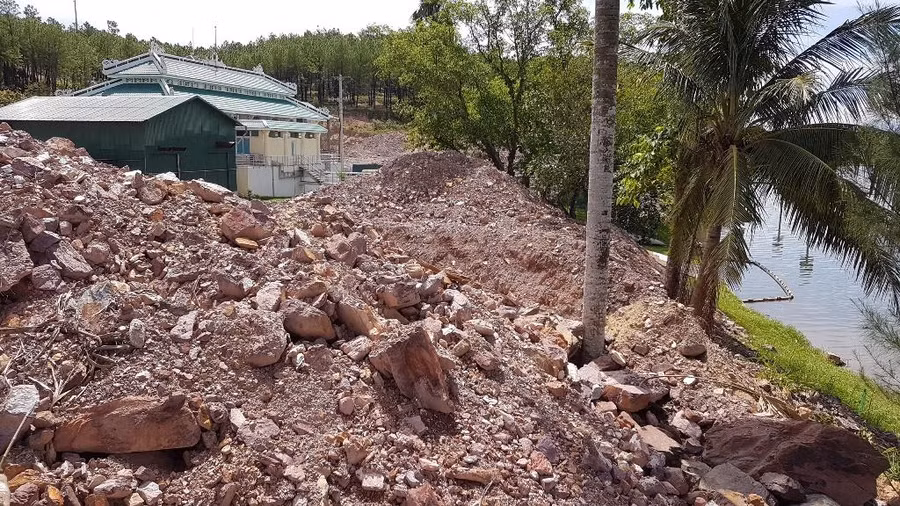 PV phải khá mất công khi leo lên các "núi" đất đá tại đây.