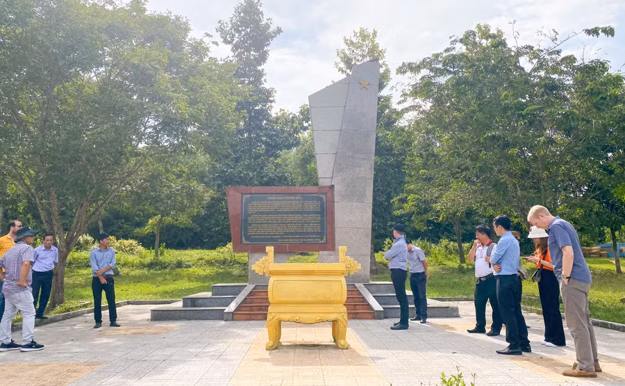 Đoàn khảo sát tại Bia tưởng niệm Chiến khu Dương Hòa.