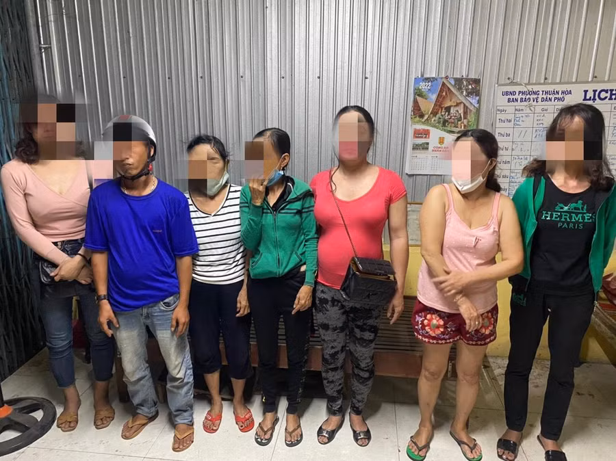 Các đối tượng đứng đường nghi vấn mua bán dâm.