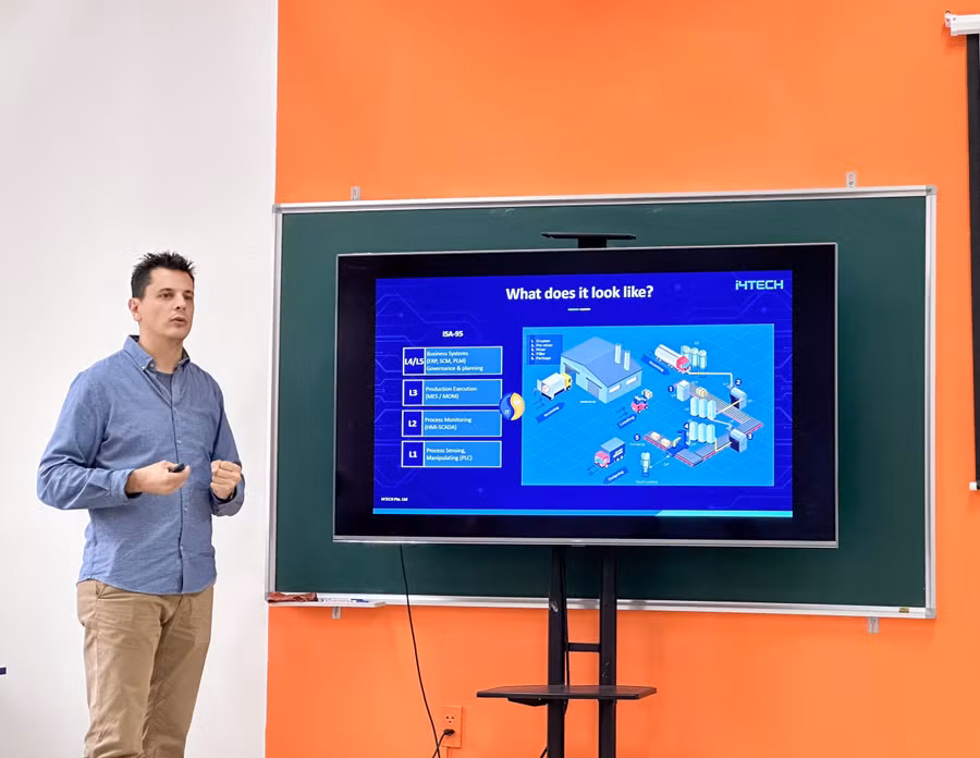 Ông Javier Garcia – Giám đốc điều hành i4TECH trình bày tại Hội thảo với chủ đề: “Hệ thống điều hành và quản lý bằng công nghệ IoT”.
