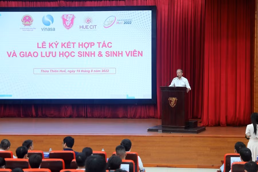 "Nguồn nhân lực chất lượng cao, nhất là nhân lực công nghệ thông tin đang được tỉnh Thừa Thiên - Huế đặc biệt chú trọng" - ông Phan Ngọc Thọ - Phó Bí thư thường trực tỉnh ủy tỉnh Thừa Thiên - Huế nhấn mạnh. "Nguồn nhân lực chất lượng cao, nhất là nhân lực công nghệ thông tin đang được tỉnh Thừa Thiên - Huế đặc biệt chú trọng" - ông Phan Ngọc Thọ - Phó Bí thư thường trực tỉnh ủy tỉnh Thừa Thiên - Huế nhấn mạnh.