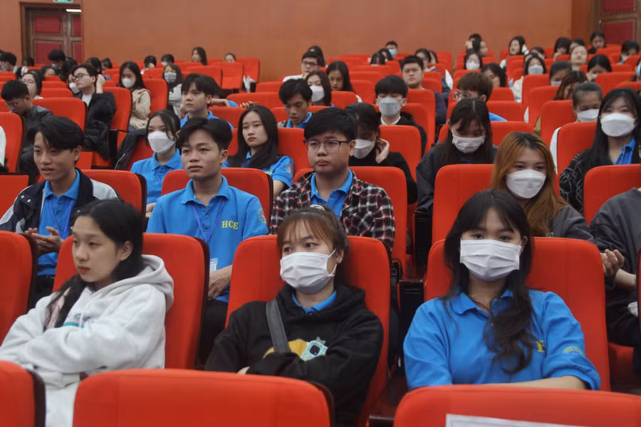 Nhiều SV Đại học Huế đến tham dự và học hỏi kinh nghiệm.