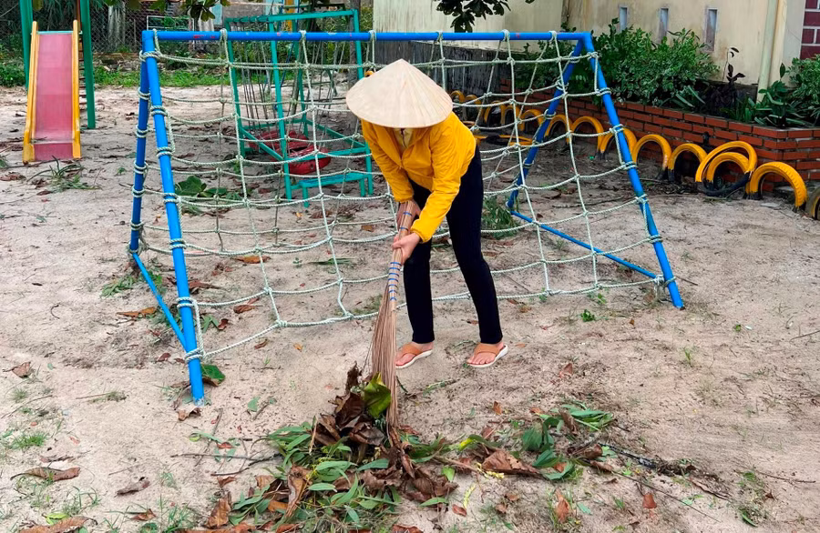 Các giáo viên chia nhau ra dọn ở nhiều khu vực trường học.