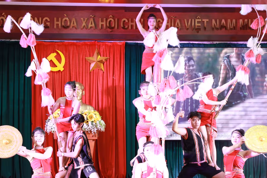 Văn nghệ chào mừng buổi lễ. (Ảnh: BH)