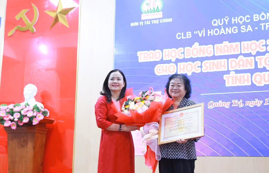 Lãnh đạo Sở GD&ĐT Quảng Trị ghi nhận sự quan tâm của lãnh đạo Qũy học bổng Vừ A Dính. Lãnh đạo Sở GD&ĐT Quảng Trị ghi nhận sự quan tâm của lãnh đạo Qũy học bổng Vừ A Dính.