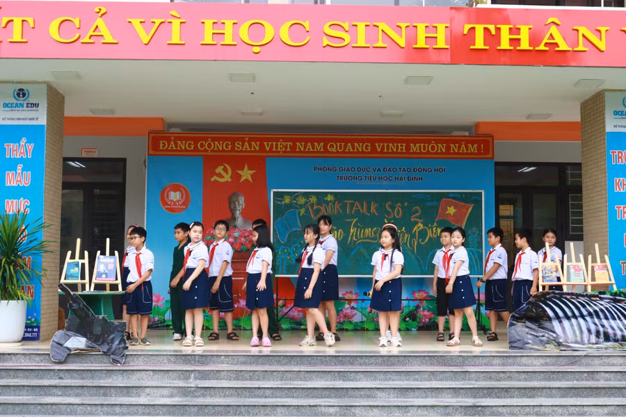 Tại chương trình, 152 học sinh khối 4 được tham gia nhiều động ý nghĩa như: kể chuyện về các tấm gương anh hùng, đọc những bài thơ về Chiến dịch Điện Biên Phủ, tái hiện chiếc xe đạp thồ Điện Biên… Tại chương trình, 152 học sinh khối 4 được tham gia nhiều động ý nghĩa như: kể chuyện về các tấm gương anh hùng, đọc những bài thơ về Chiến dịch Điện Biên Phủ, tái hiện chiếc xe đạp thồ Điện Biên…