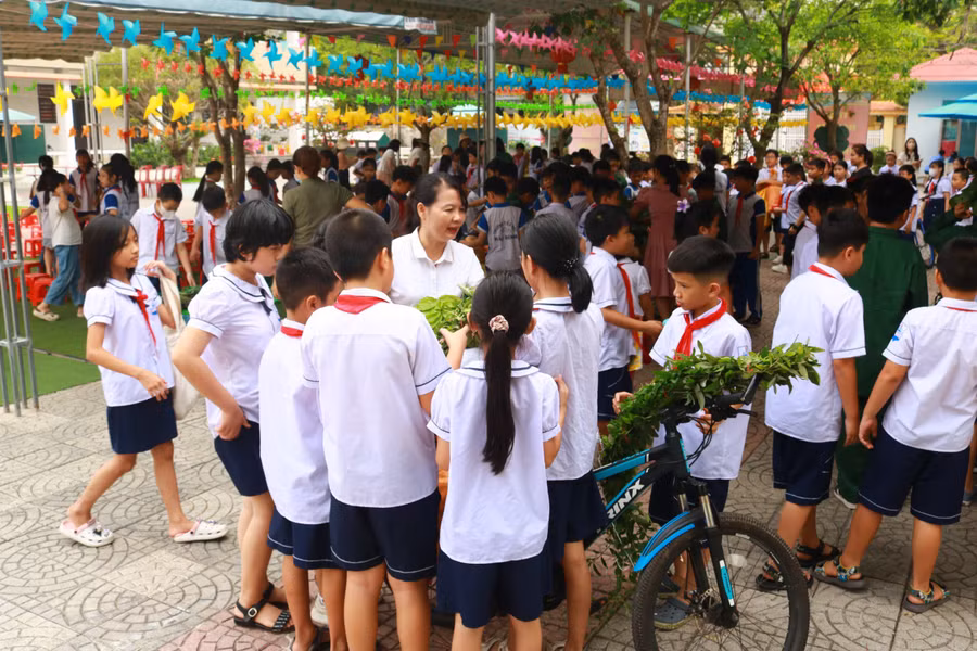 Cô Lương Thị Hoa Lý, Hiệu trưởng Trường Tiểu học Hải Đình cho biết: “Hoạt động trải nghiệm luôn được thực hiện thường xuyên trong nhà trường và nhận được sự hưởng ứng tích cực của học sinh và phụ huynh. Book Talk hôm nay là cơ hội để các con hiểu hơn sự hy sinh, gian khổ của quân và dân ta trong cuộc kháng chiến trường kỳ trên mảnh đất Điện Biên”. Cô Lương Thị Hoa Lý, Hiệu trưởng Trường Tiểu học Hải Đình cho biết: “Hoạt động trải nghiệm luôn được thực hiện thường xuyên trong nhà trường và nhận được sự hưởng ứng tích cực của học sinh và phụ huynh. Book Talk hôm nay là cơ hội để các con hiểu hơn sự hy sinh, gian khổ của quân và dân ta trong cuộc kháng chiến trường kỳ trên mảnh đất Điện Biên”.