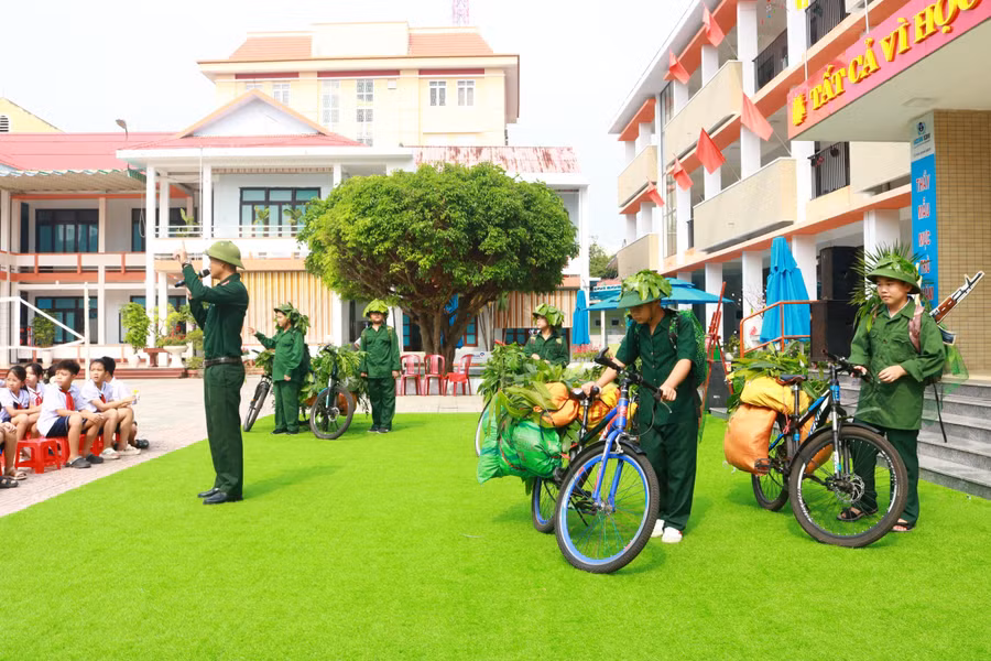 Với lối kể chuyện sinh động, truyền cảm của học sinh đã tạo nên những phần tranh tài sôi nổi nhưng không kém xúc động. Nhiều câu chuyện đã khơi dậy tình cảm chân thành của các em đối với những anh hùng dân tộc như: Bế Văn Đàn, Phan Đình Giót, Tô Vĩnh Diện… Với lối kể chuyện sinh động, truyền cảm của học sinh đã tạo nên những phần tranh tài sôi nổi nhưng không kém xúc động. Nhiều câu chuyện đã khơi dậy tình cảm chân thành của các em đối với những anh hùng dân tộc như: Bế Văn Đàn, Phan Đình Giót, Tô Vĩnh Diện…