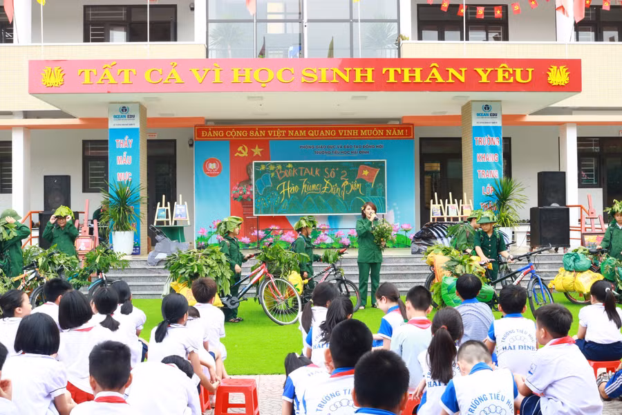 Chương trình Book Talk giúp học sinh hiểu sâu hơn về lịch sử hào hùng của dân tộc, sự hy sinh, gian khổ của các thế hệ đi trước trong đấu tranh giành độc lập dân tộc, đặc biệt là Chiến thắng Điện Biên Phủ. Chương trình Book Talk giúp học sinh hiểu sâu hơn về lịch sử hào hùng của dân tộc, sự hy sinh, gian khổ của các thế hệ đi trước trong đấu tranh giành độc lập dân tộc, đặc biệt là Chiến thắng Điện Biên Phủ.