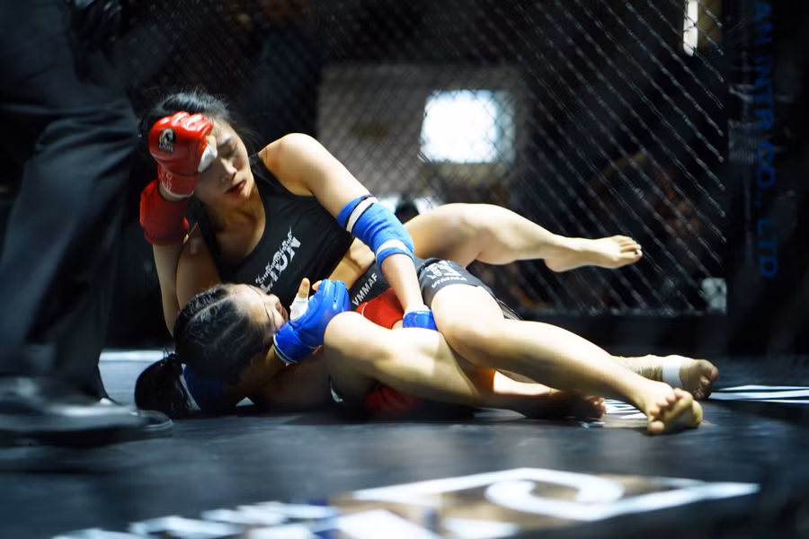 Ở trận đấu thuộc vòng loại khu vực phía Nam, nữ võ sĩ 20 tuổi đã giành chiến thắng Submission (khóa siết) bằng một đòn armbar đầy sức mạnh. Việc cô lọt vào vòng bán kết cho thấy phần nào khả năng của mình. Ở trận đấu thuộc vòng loại khu vực phía Nam, nữ võ sĩ 20 tuổi đã giành chiến thắng Submission (khóa siết) bằng một đòn armbar đầy sức mạnh. Việc cô lọt vào vòng bán kết cho thấy phần nào khả năng của mình.