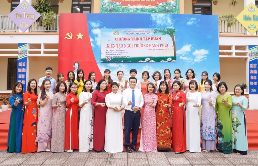 TS Ngô Xuân Hiếu và các thầy cô giáo tham gia Chương trình tập huấn Kiến tạo ngôi trường hạnh phúc tại Trường THCS Đại Mỗ. Ảnh tư liệu