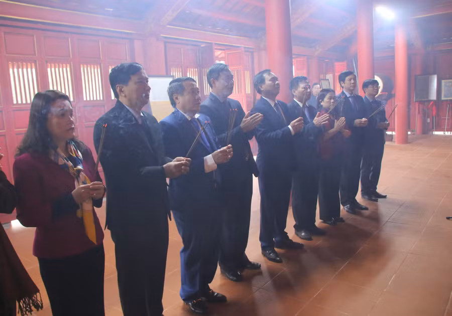 Lãnh đạo tỉnh Quảng Trị dâng hương tại Đền thờ Vua Hàm Nghi.