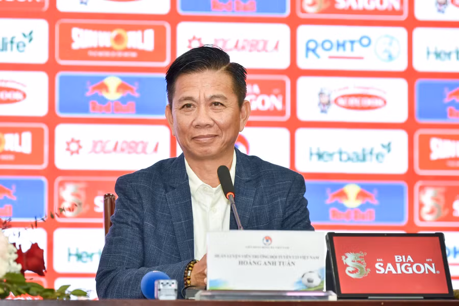 Ông Hoàng Anh Tuấn trả lời những câu hỏi của báo chí. Ông Hoàng Anh Tuấn trả lời những câu hỏi của báo chí.
