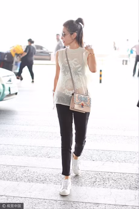 Ly Bang Bang xoa tan tin don bau bi khi khoe dang tai san bay - Anh 2