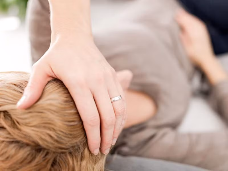 Đau quặn bụng là một triệu chứng đi kèm khi bị tiêu chảy