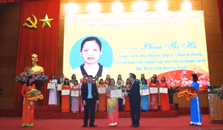 PGĐ Sở GD&ĐT Nguyễn Văn Tuế trao giấy khen cho nhà giáo Phạm Thị Hà PGĐ Sở GD&ĐT Nguyễn Văn Tuế trao giấy khen cho nhà giáo Phạm Thị Hà