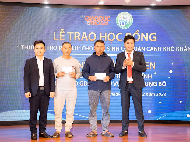BTC trao số tiền đấu giá hỗ trợ 2 hoàn cảnh khó khăn. BTC trao số tiền đấu giá hỗ trợ 2 hoàn cảnh khó khăn.