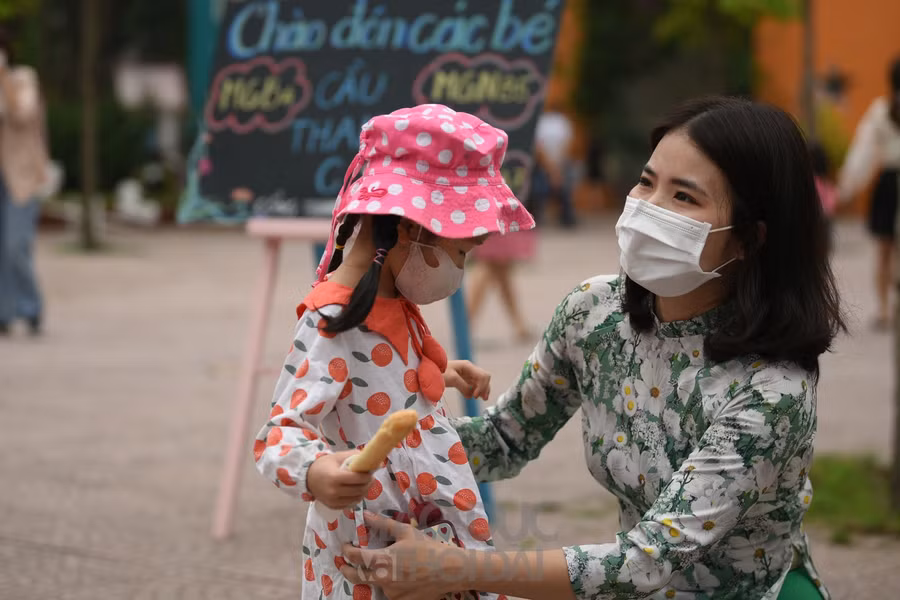 Trò vui, cô mừng trong ngày đầu tiên trẻ mầm non tới trường ảnh 8