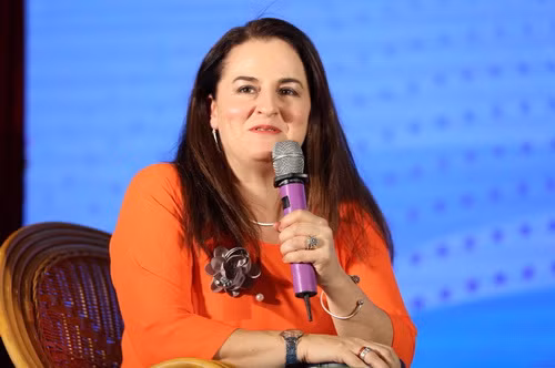 Bà Eliza Fernandez Saenz, Trưởng Văn phòng UN Women trả lời câu hỏi của sinh viên về một số vấn đề quan tâm hiện nay