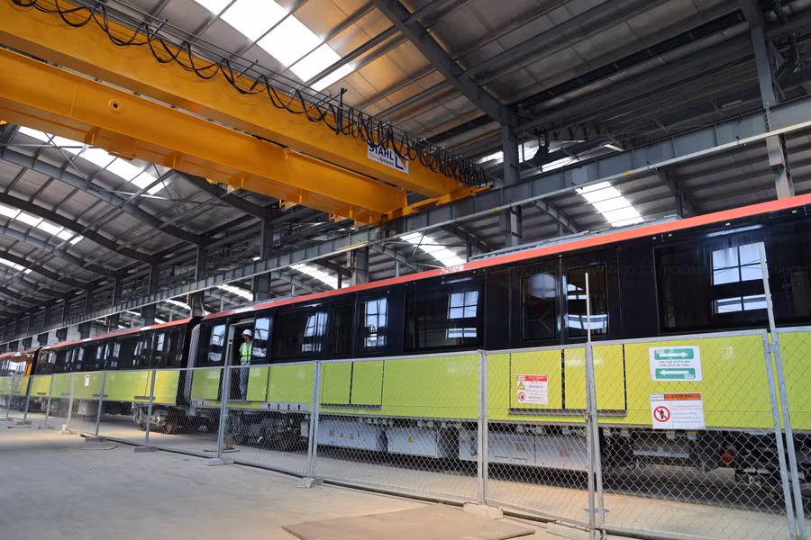 Tuy nhiên, để giảm thiểu tối đa sự ảnh hưởng và lệ thuộc vào tiến độ CP05, UBND TP Hà Nội đã cho phép chủ đầu tư, tư vấn và các nhà thầu xây dựng chi tiết phương án B, nhằm khắc phục tồn tại, đảm bảo mục tiêu vận hành đoạn trên cao vào cuối năm 2022. Tuy nhiên, để giảm thiểu tối đa sự ảnh hưởng và lệ thuộc vào tiến độ CP05, UBND TP Hà Nội đã cho phép chủ đầu tư, tư vấn và các nhà thầu xây dựng chi tiết phương án B, nhằm khắc phục tồn tại, đảm bảo mục tiêu vận hành đoạn trên cao vào cuối năm 2022.
