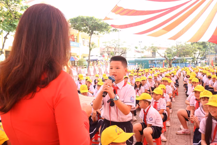 Học sinh Hoàng Thần Đồng trả lời câu hỏi của cô giáo.