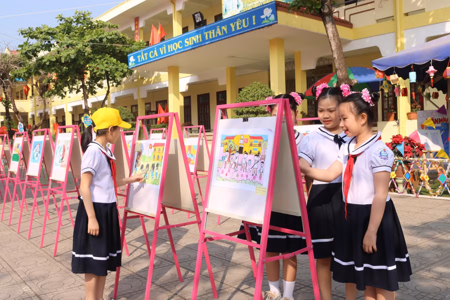 90 bức tranh với nhiều thông điệp tích cực được trưng bày tại trường.