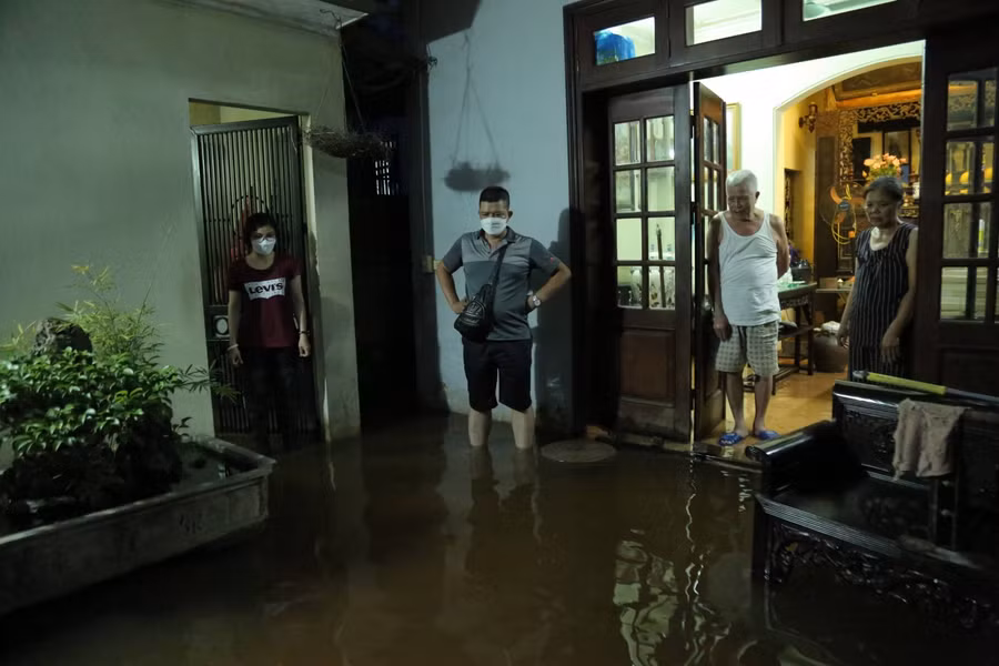 Dù tối muộn nhưng cả bốn thành viên gia đình anh Phan Việt tại số 14 ngõ 139 Âu Cơ vẫn ra xem mực nước rút đi được phần nào hay chưa. "Tất cả mọi thứ đều bị đảo lộn hết, chúng tôi sống ở đây chịu cảnh cứ mưa là ngập này đã hơn chục năm. Cứ mưa lớn là ngập, hôm trước tôi phải ngắt hết hệ thống điện vì sợ giật", anh Việt cho hay.