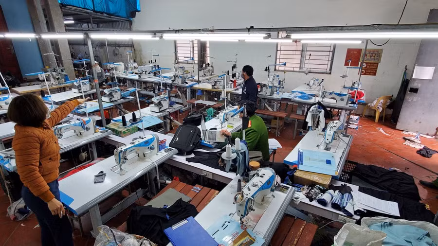 Bên trong xưởng may giả mạo thương hiệu nổi tiếng.