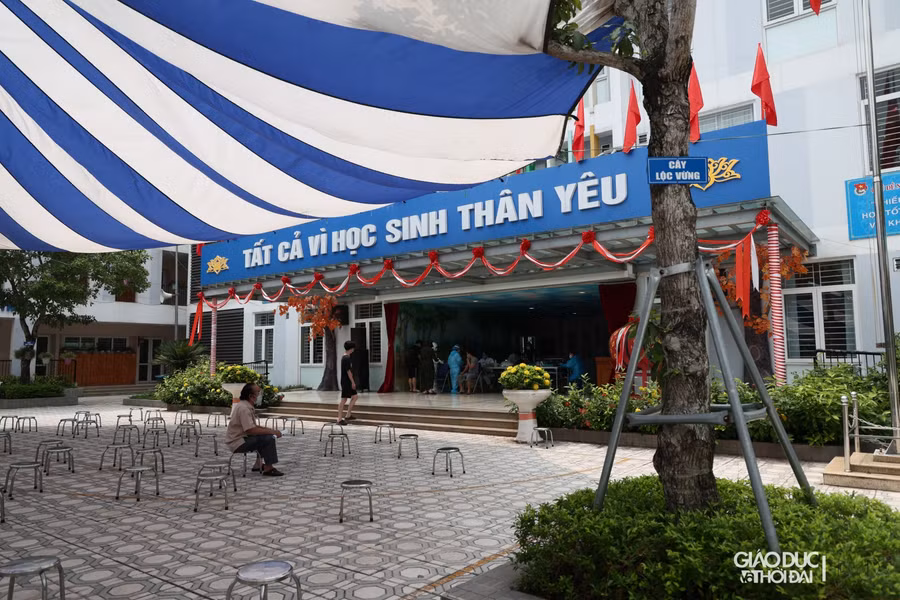 Bác sĩ Lê Thị Bích Ngọc, Trưởng Trạm y tế phường Kim Giang cho biết, chức năng chính của Trạm Y tế lưu động là quản lý, theo dõi, hỗ trợ các trường hợp F1, F2 đang cách ly tại nhà và chăm sóc sức khỏe người dân trên địa bàn (bên cạnh trạm y tế đang có sẵn), bởi vậy nên có lúc đường dây nóng ở Trạm hoạt động xuyên đêm.