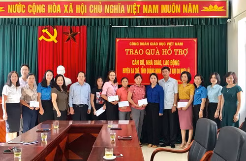 Công đoàn Giáo dục Việt Nam hỗ trợ các tập thể, giáo viên huyện Ba Chẽ (Quảng Ninh)