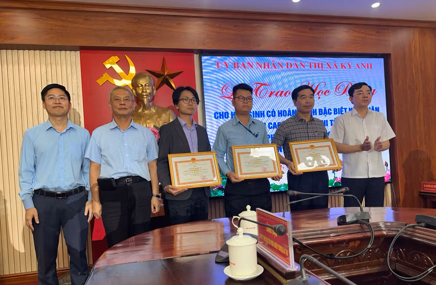 UBND thị xã Kỳ Anh tặng giấy khen cho Quỹ Minh Đức.