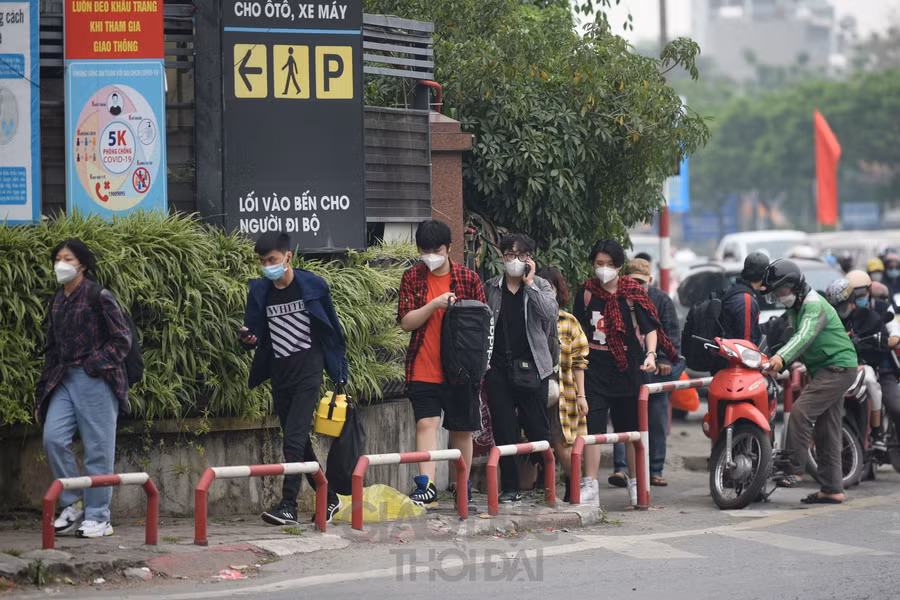 Tại khu vực bến xe Nước Ngầm lượng phương tiện tăng đột biến, khiến các phương tiện phải di chuyển chậm.