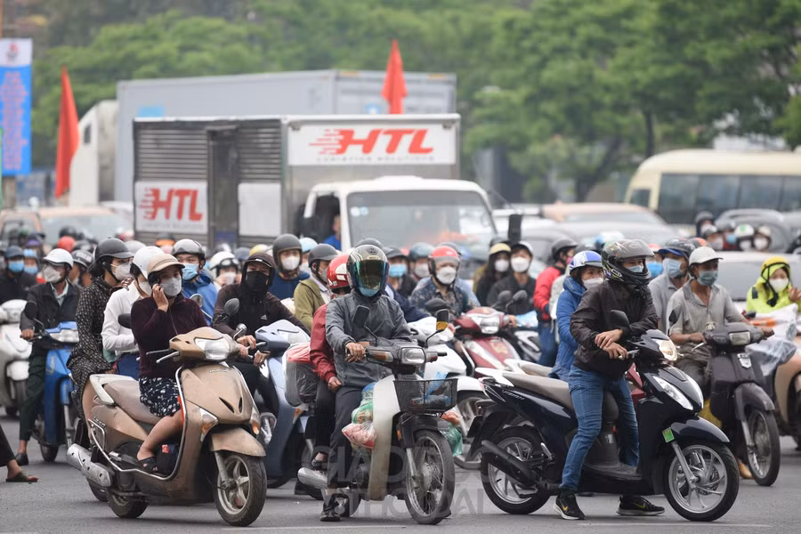 Người dân đổ về Thủ đô sau kỳ nghỉ lễ, nhiều tuyến đường ùn tắc kéo dài ảnh 4