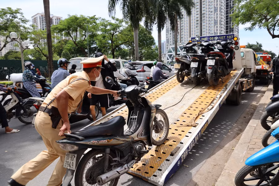 Trong đợt cao điểm xử lý vi phạm chúng tôi bố trí 100% cán bộ chiến sĩ tham gia tuần tra kiểm soát, đặc biệt các tuyến tập trung lưu lượng lớn hàng quán để kịp thời phát hiện các trường hợp tham gia giao thông sau khi sử dụng rượu bia, Đại úy Nguyễn Mạnh Tuấn cho biết.