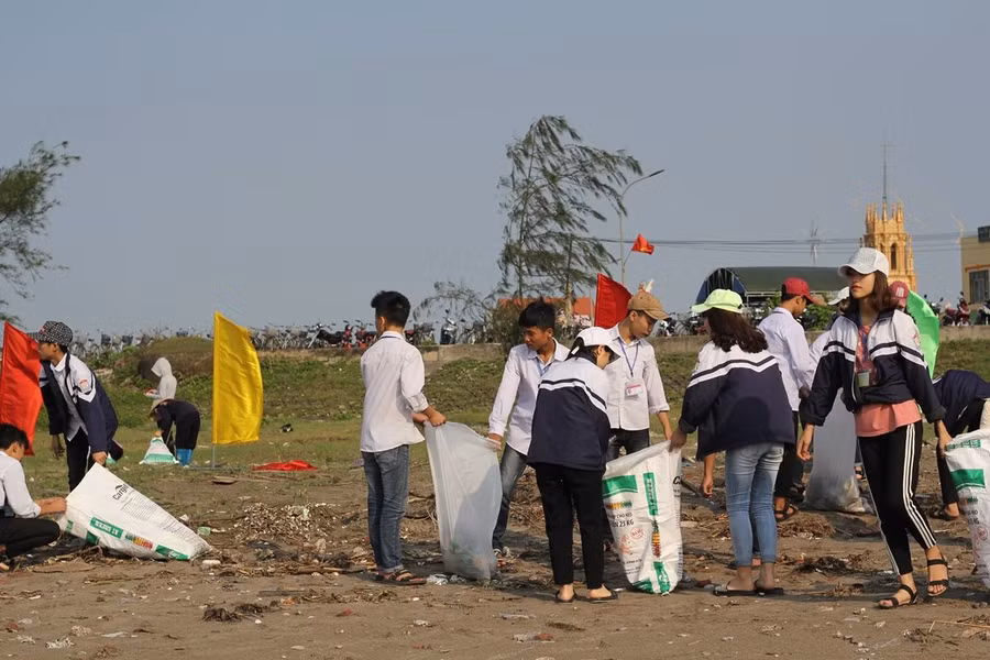 Học sinh Trường THCS Hải Lý, huyện Hải Hậu nhặt rác làm sạch bãi biển