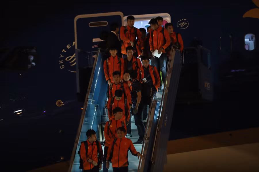 Chuyến bay của Vietnam Airlines đã hạ cánh an toàn, đưa những chiến binh áo đỏ trở về với đất nước và người hâm mộ.