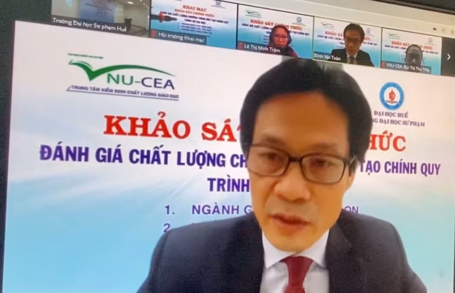 TS Đinh Văn Toàn - Phó Giám đốc Trung tâm Kiểm định chất lượng giáo dục, ĐH Quốc gia Hà Nội trao đổi tại buổi khai mạc