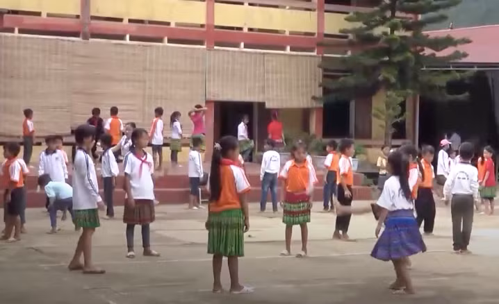 Giờ ra chơi của học sinh huyện vùng cao Trạm Tấu, tỉnh Yên Bái.