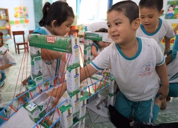 Hướng dẫn học sinh tái sử dụng vỏ hộp sữa sau khi uống là một hoạt động mang tính giáo dục trong chương trình được các trường đánh giá cao.