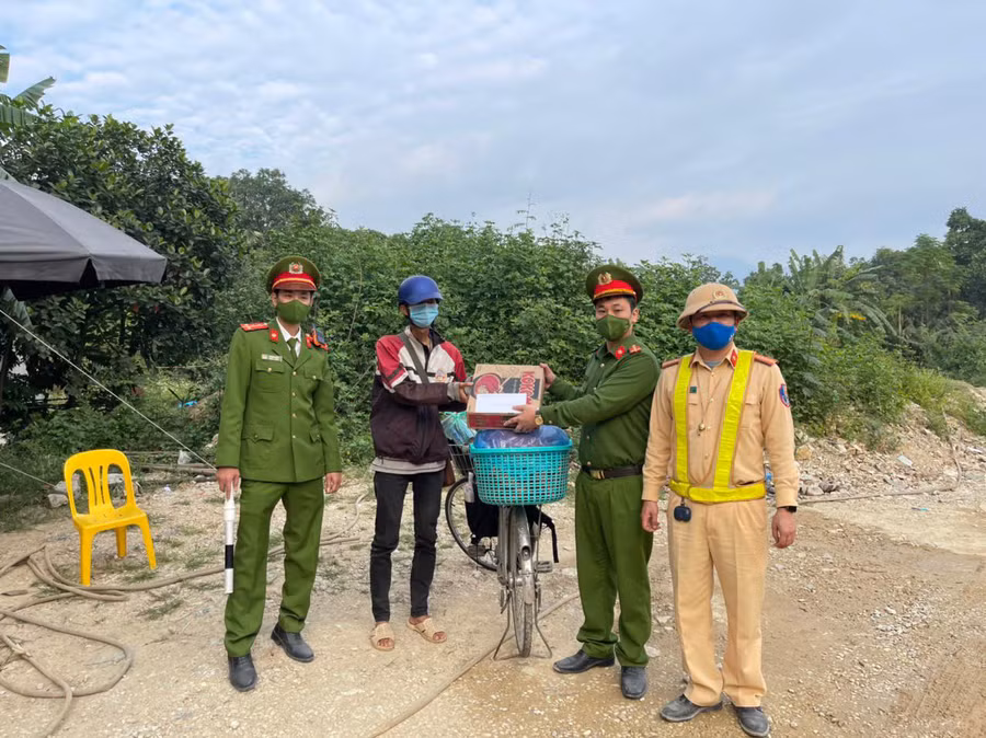 Anh Phát nhận được quà từ các bộ công an làm việc tại chốt kiểm soát dịch.