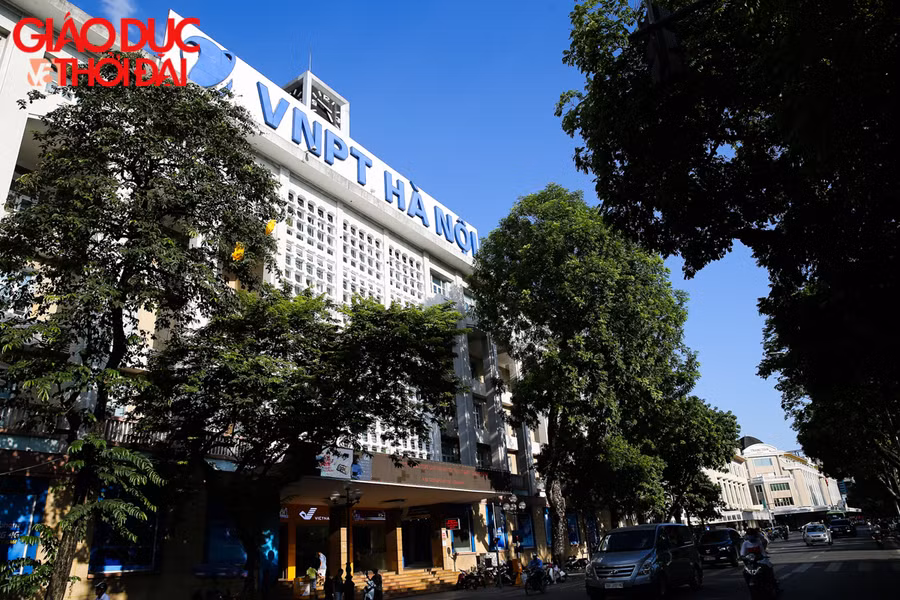 Nhiêu khu vực tại trung tâm Hà Nội, nắng nóng gay gắt, bầu trời không một gợn mây