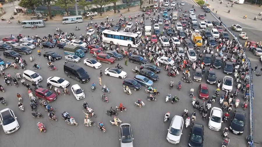 Nhiều người dân di chuyển từ hướng Châu Văn Liêm đi Mễ Trì vẫn còn nhiều bỡ ngỡ, chưa quen với việc rẽ phải ra đường Lê Quang Đạo rồi quay đầu tại điểm mở dải phân cách đối diện chung cư The Matrix One và trước cổng Cung văn hóa hữu nghị Việt Trung nên tình hình giao thông buổi sáng vẫn còn lộn xộn.