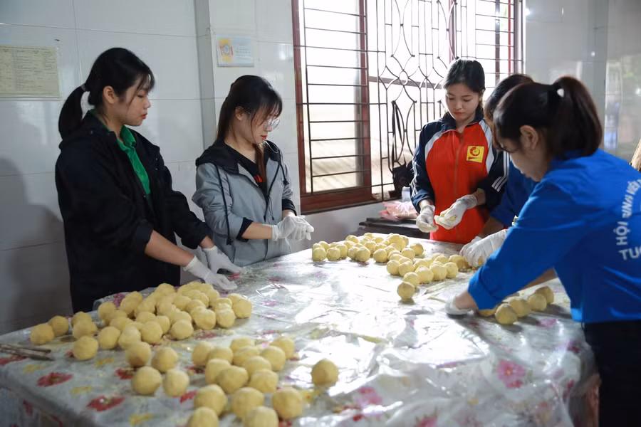 Người dân Thủ đô gói 10.000 bánh chưng chay gửi vào miền Trung ảnh 4