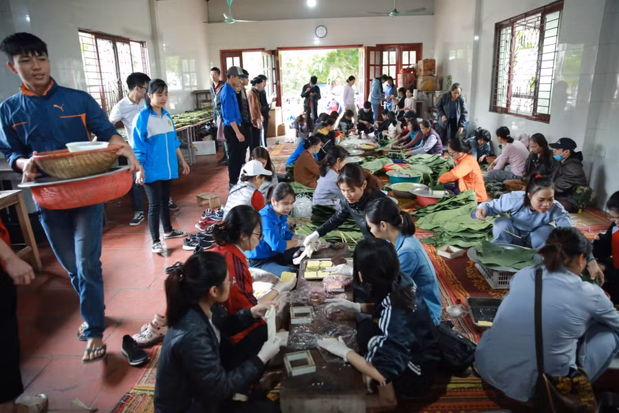 Ngay từ sáng tại chùa Đình Quán nhiều người dân đã có mặt để cùng gói bánh chưng.