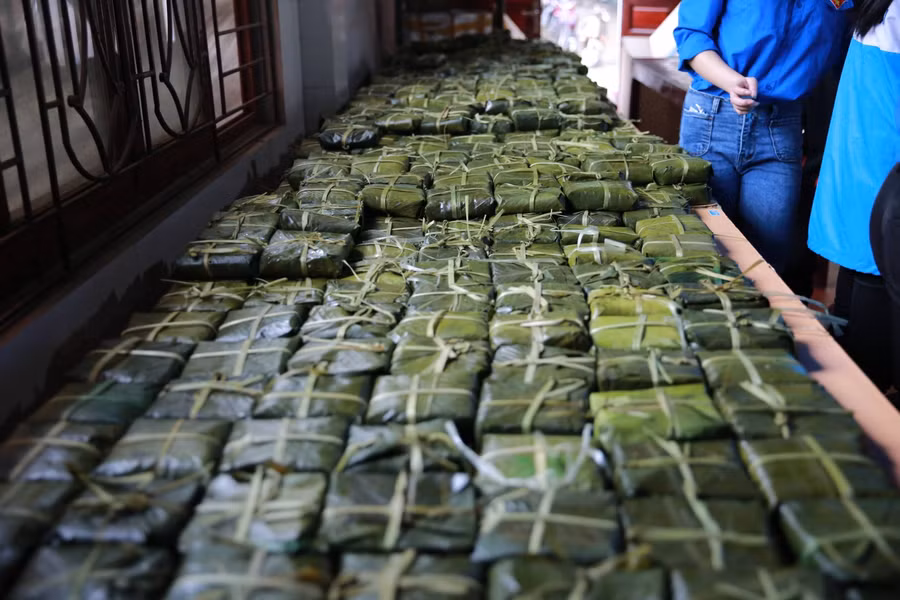 Mỗi ngày có tới gần 2.000 chiếc bánh chưng được vận chuyển thẳng vào Quảng Trị, Huế.