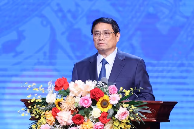 Thay mặt lãnh đạo Đảng, Nhà nước, Thủ tướng nhiệt liệt biểu dương, ghi nhận và chúc mừng những thành tích mà tổ chức công đoàn, công nhân lao động cả nước đạt được trong những năm qua, góp phần quan trọng vào thành tựu phát triển chung của đất nước - Ảnh: VGP/Nhật Bắc Thay mặt lãnh đạo Đảng, Nhà nước, Thủ tướng nhiệt liệt biểu dương, ghi nhận và chúc mừng những thành tích mà tổ chức công đoàn, công nhân lao động cả nước đạt được trong những năm qua, góp phần quan trọng vào thành tựu phát triển chung của đất nước - Ảnh: VGP/Nhật Bắc