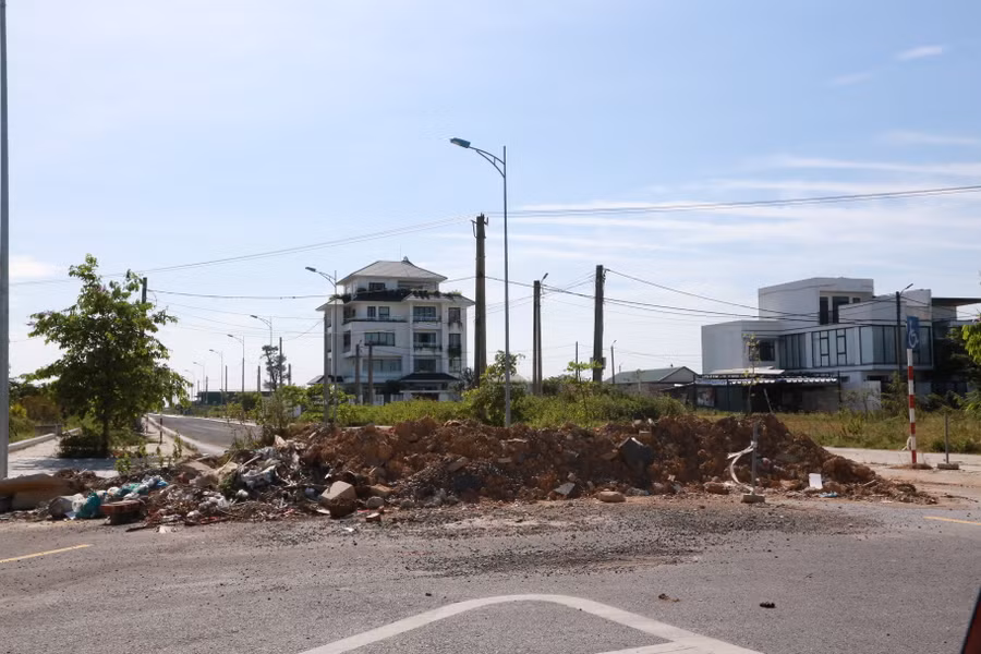 Đoạn đầu tuyến đường được đổ đất đá để ngăn các phương tiện đi vào. Đoạn đầu tuyến đường được đổ đất đá để ngăn các phương tiện đi vào.