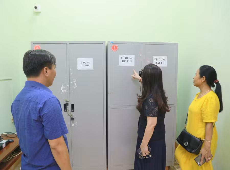 TS Lê Thị Hương kiểm tra khu vực đựng đề thi, bài thi.