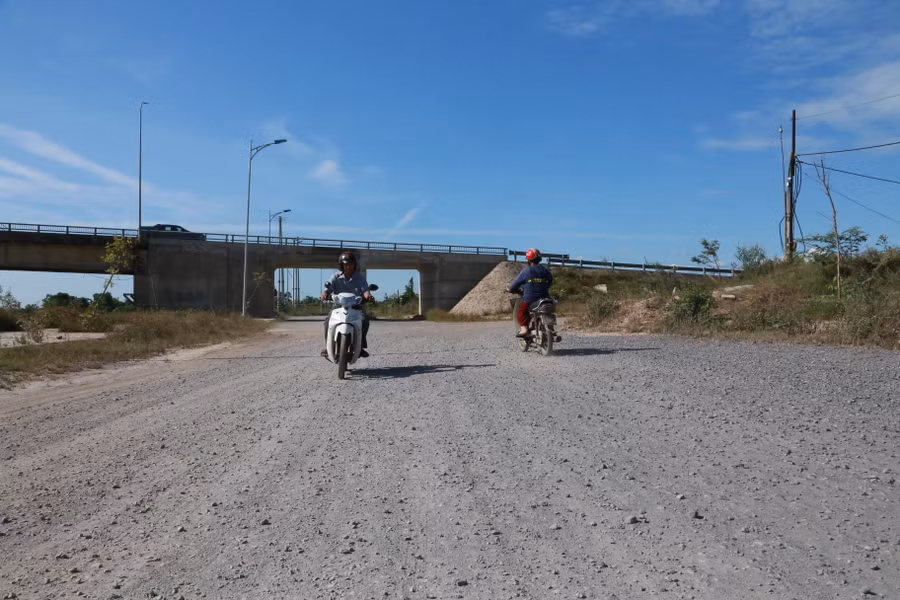 Đoạn cầu chui dưới cầu Đại Lộc chưa được thi công hoàn thành. Đoạn cầu chui dưới cầu Đại Lộc chưa được thi công hoàn thành.