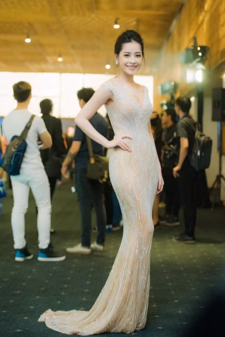 Chi Pu bien hoa da phong cach voi thoi trang su kien - Anh 2